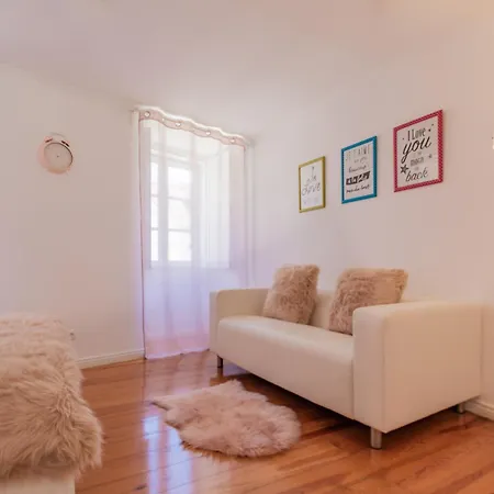 Alfama Balcony شقة *